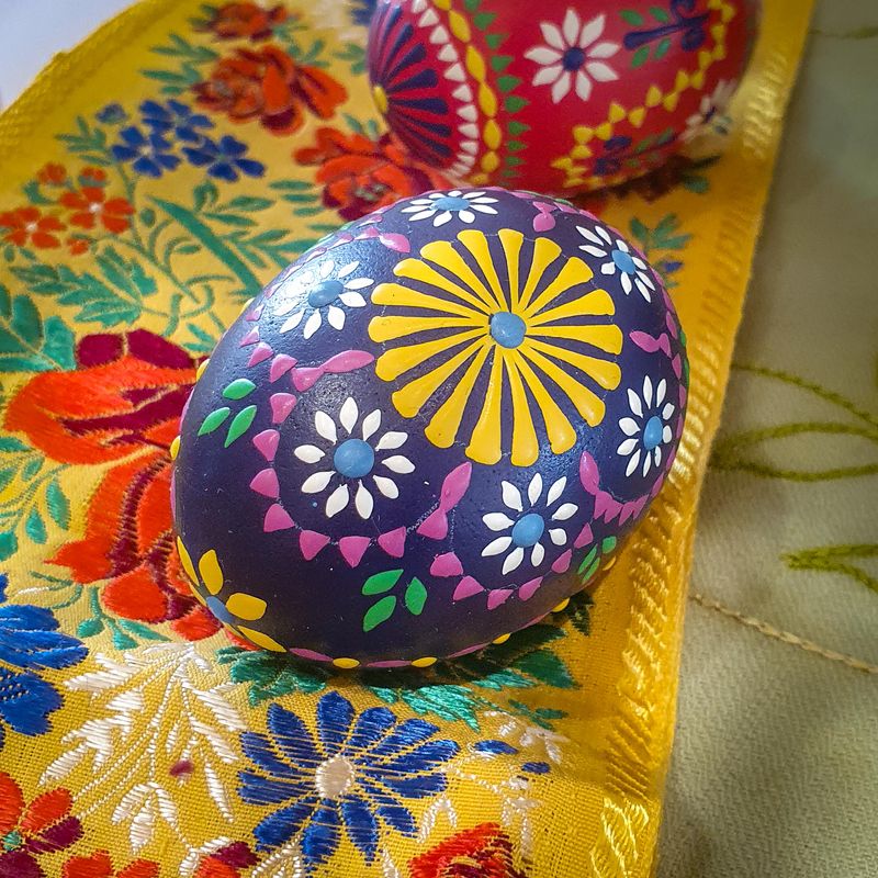 Mit Blüten verzierte Ostereier und Trachtenteile sind im Spreewaldmuseum Lübbenau zu sehen